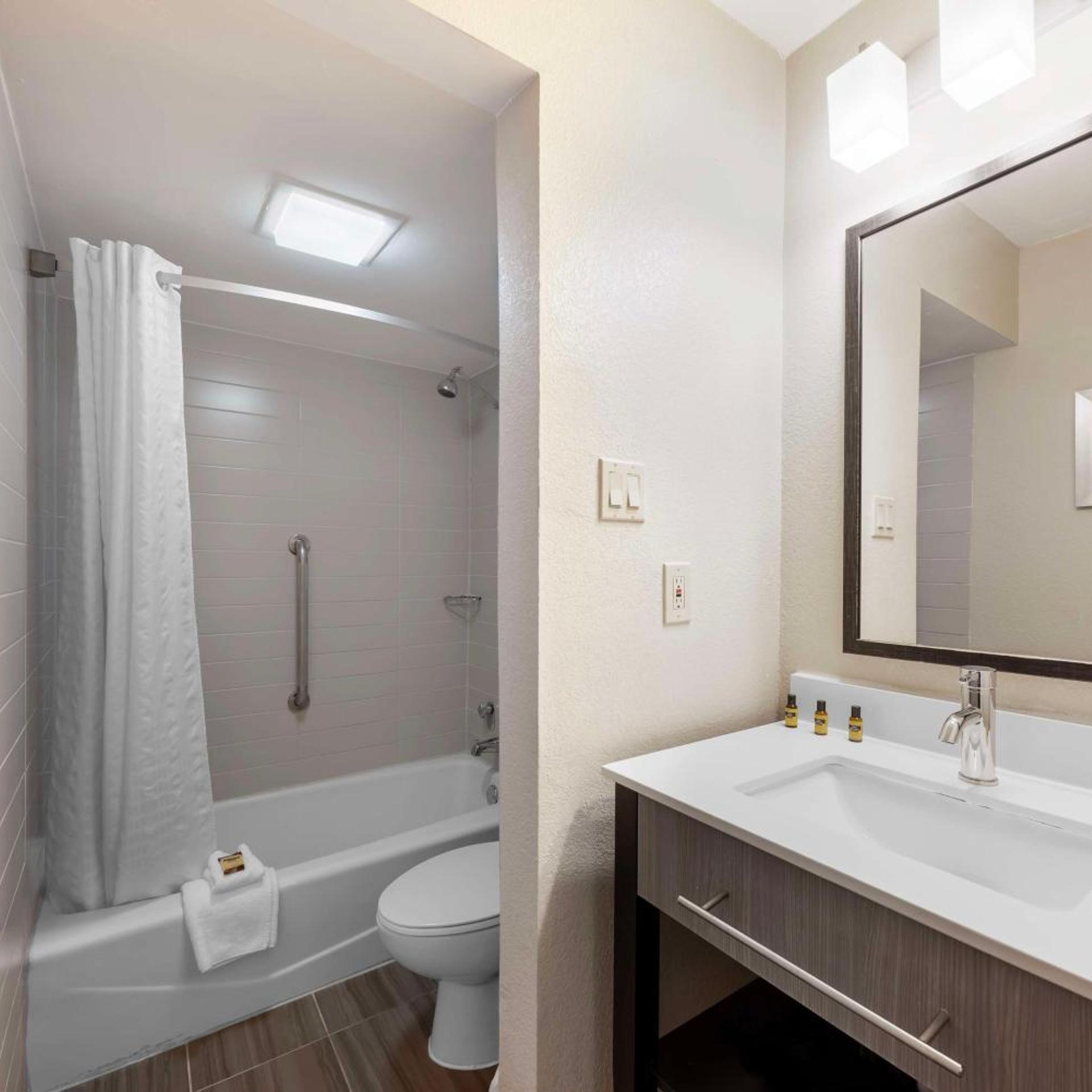 غرفة ديلوكس بسرير كينج، Best Western Plus Austin Central 6/6