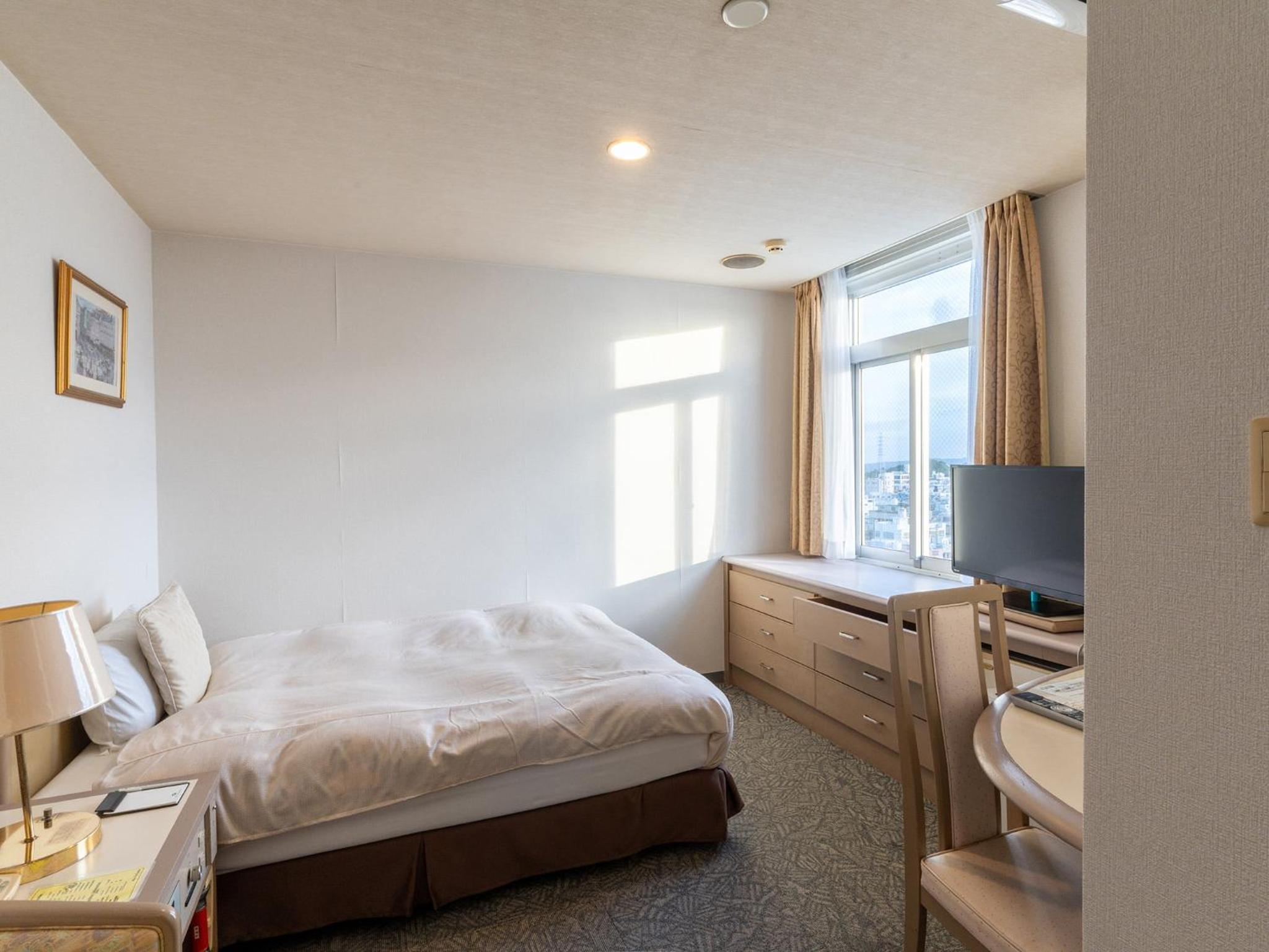 غرفة مفردة، Hotel New Century 2/13