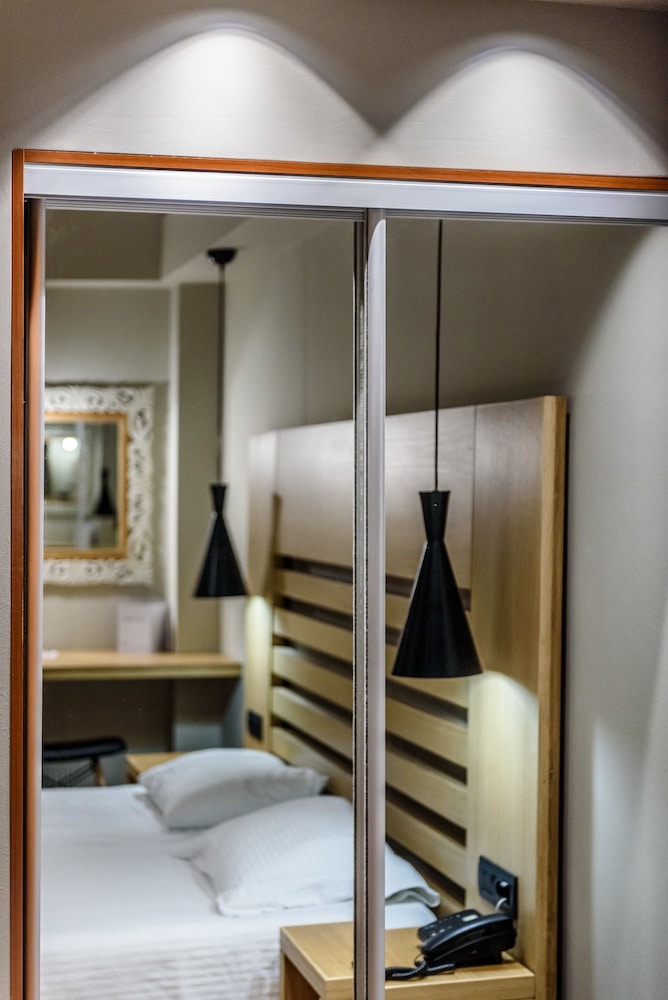 Agamemnon Hotel 34/67