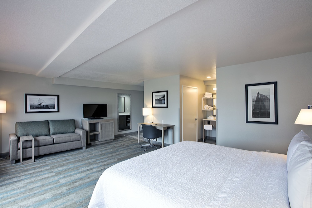 Hampton Inn and Suites Hermosa Beach 18/43