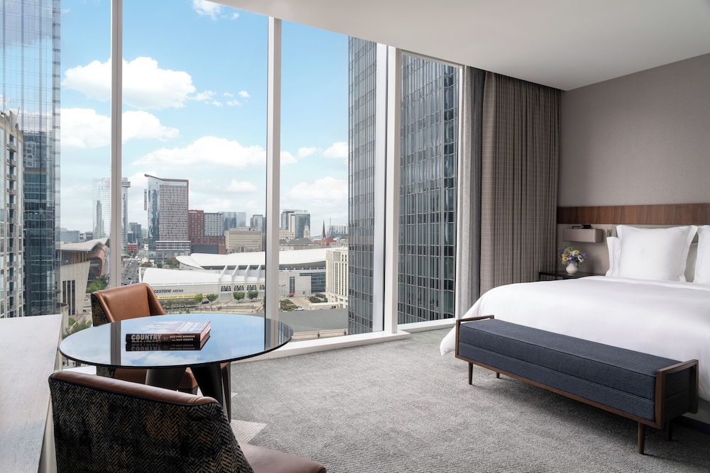 PREMIER, KING BED, CITY VIEW, CORNER