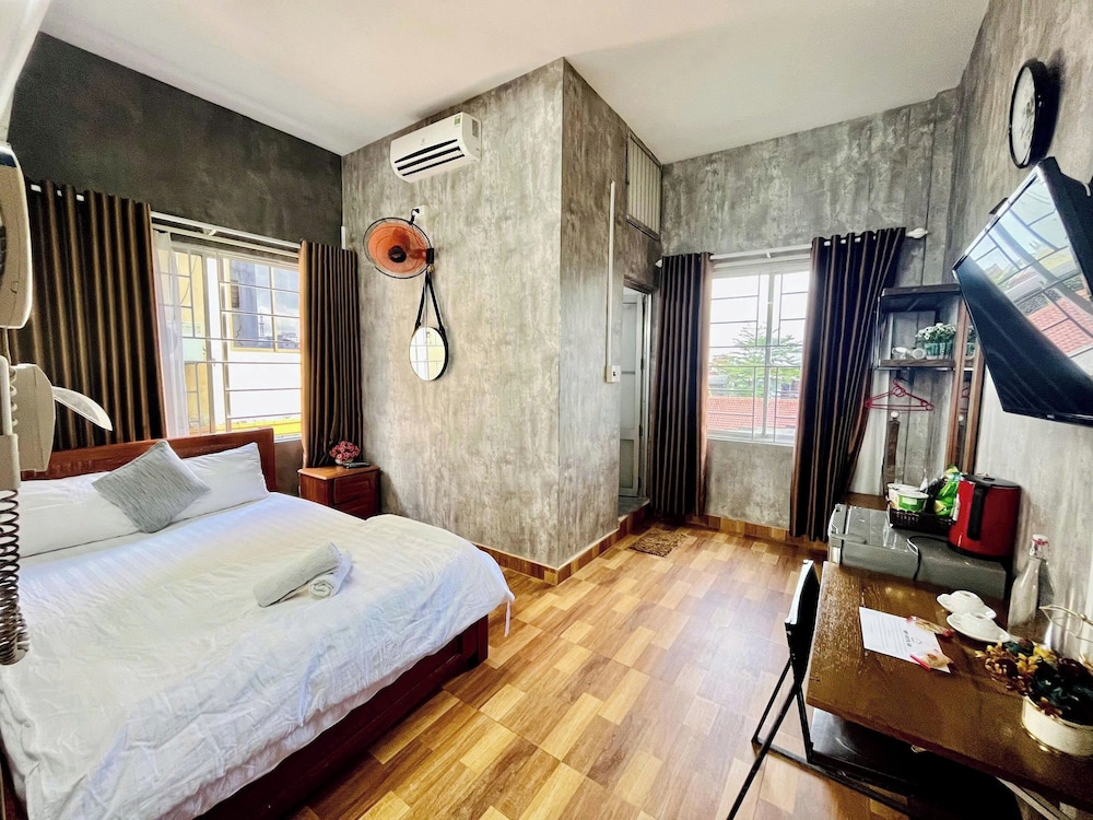 Amy Hostel Hue 24/65
