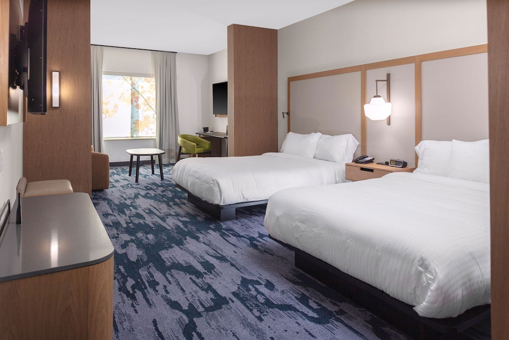 Suite, 2 Queen Beds, Sofa, Accessible