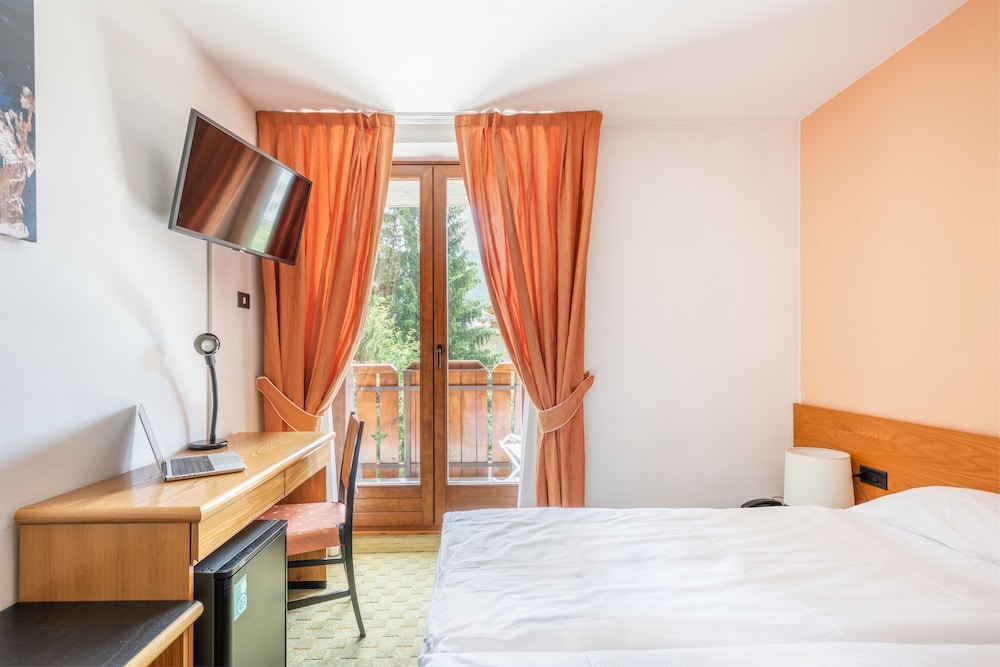 غرفة ديلوكس بسرير مزدوج، Alpina Hotel 2/9