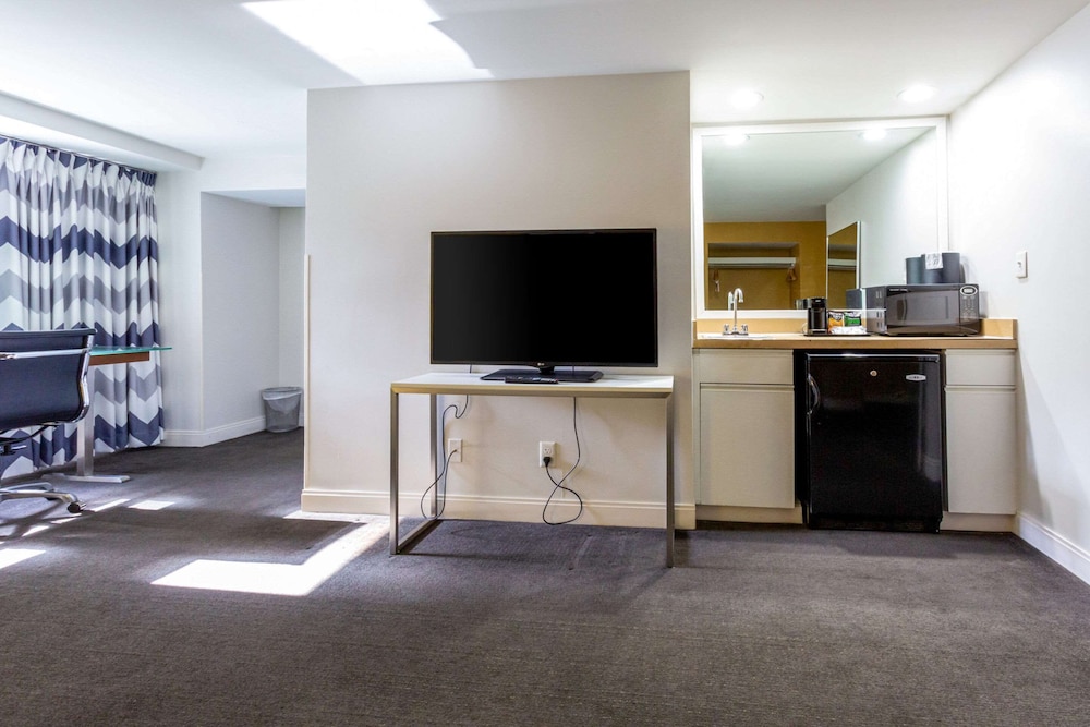 Comfort Inn & Suites Baltimore Inner Harbor 4/39