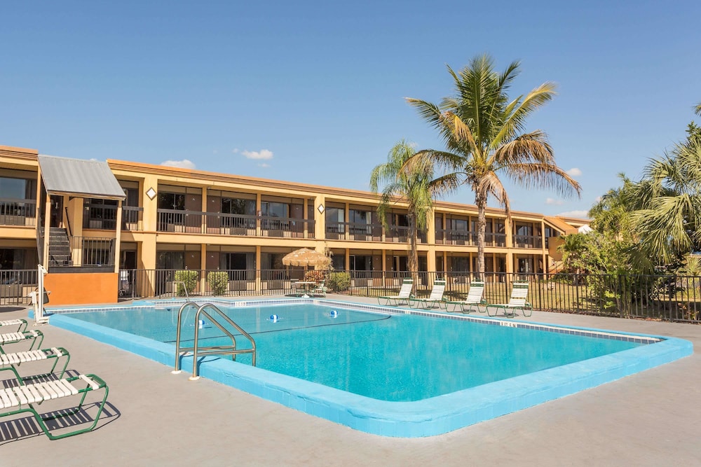 Travelodge by Wyndham Fort Myers North 1/36