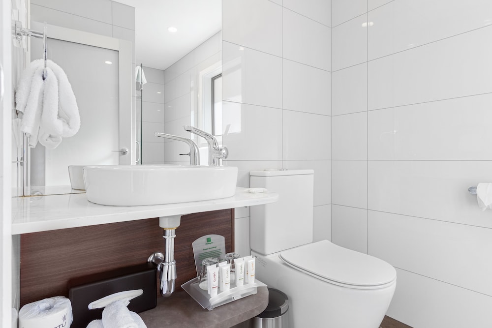 HOLIDAY INN QUEENSTOWN FRANKTON ROAD 32/76