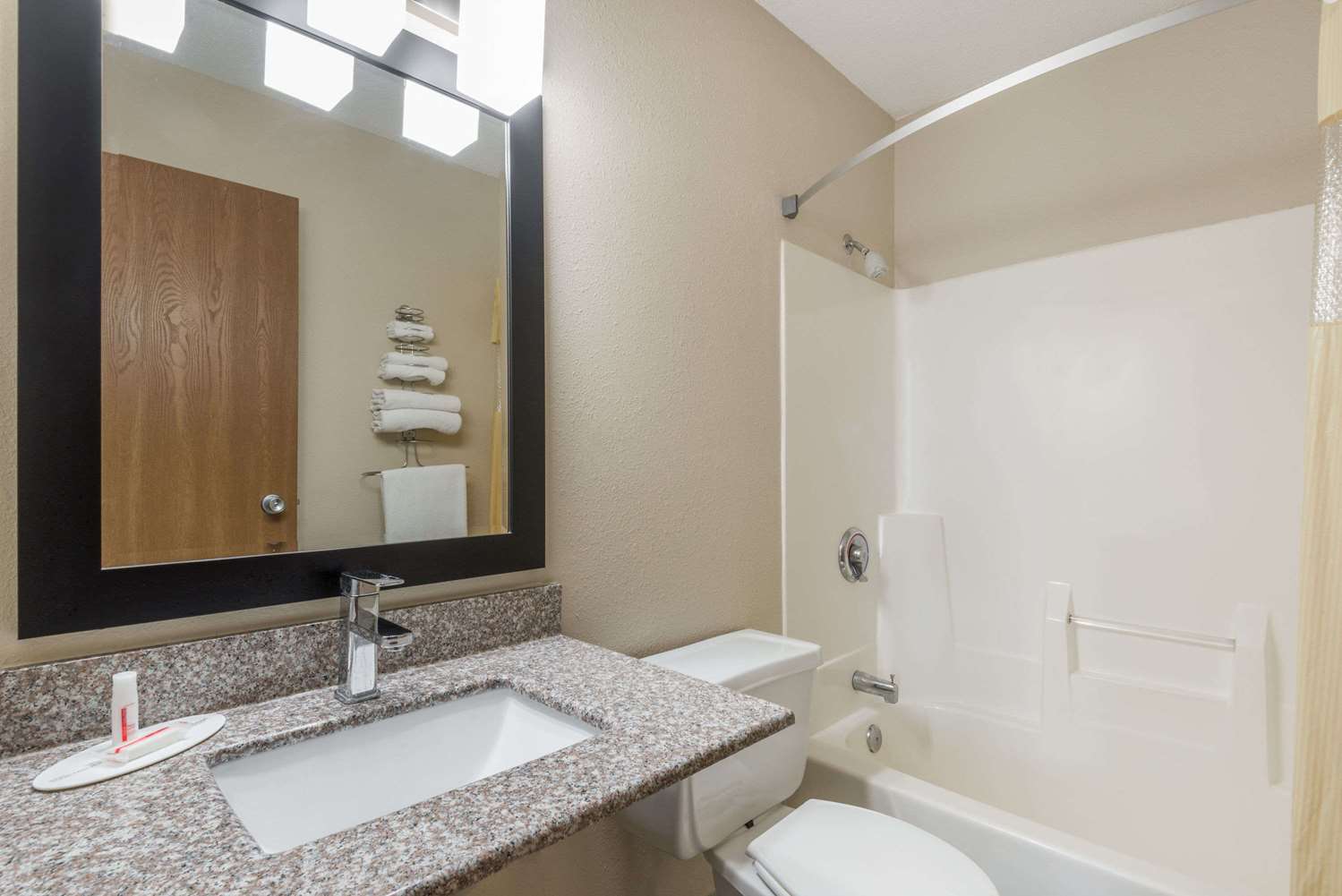 Days Inn By Wyndham Muncie -Ball State University 14/15