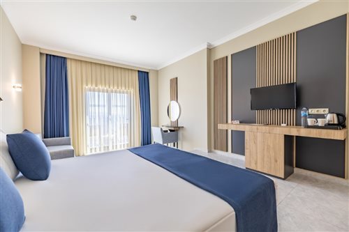 Club, Double or Twin Bed, Land View