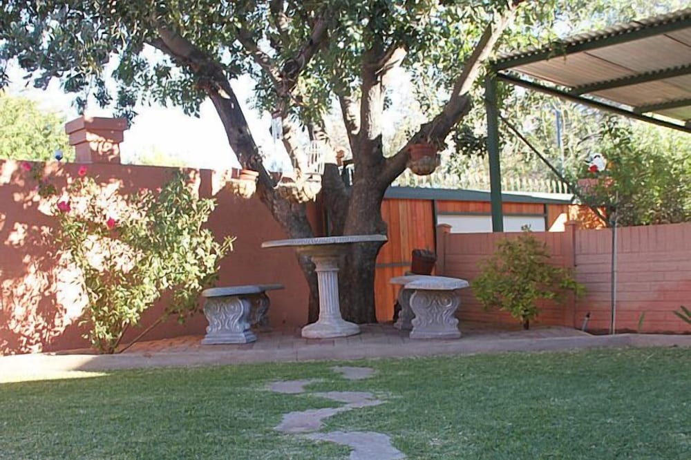 Airport Bed And Breakfast 23/33