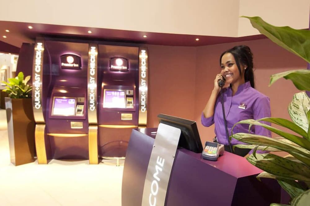 Premier Inn London Heathrow Airport T2 And T3 Bath Road 7/58