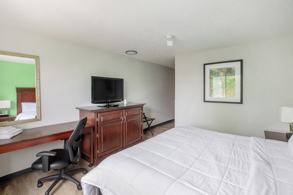 Super Inn by OYO Lansing MI 24/28