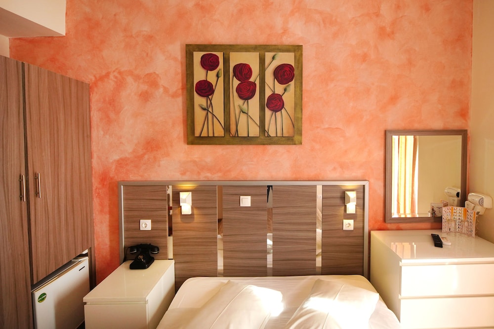 SOCRATES HOTEL 38/44