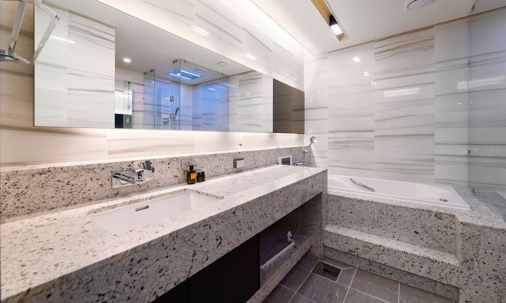 NEWCZ LCT RESIDENCE 43/48