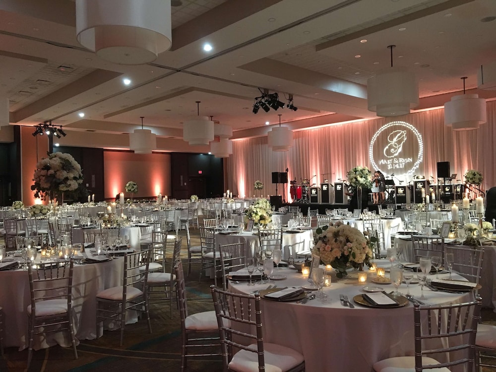 Embassy Suites By Hilton Chicago-Naperville 34/53