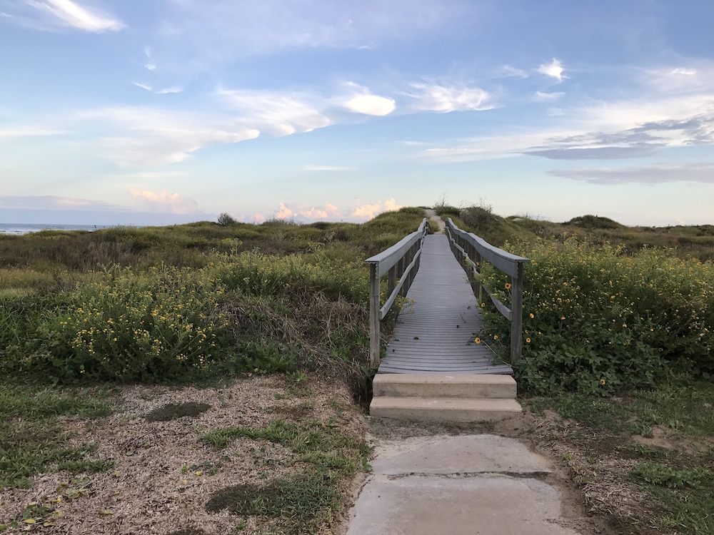 Executive Keys Condominiums on the Beach 57/66