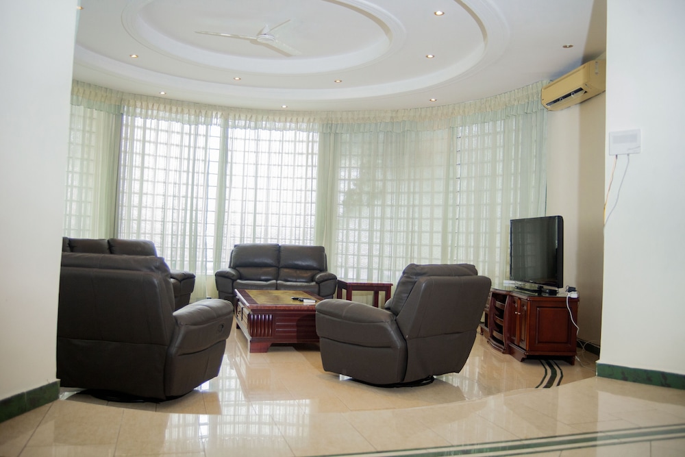 Luxury 2-Bdrm Apartment In Oysterbay 30/50