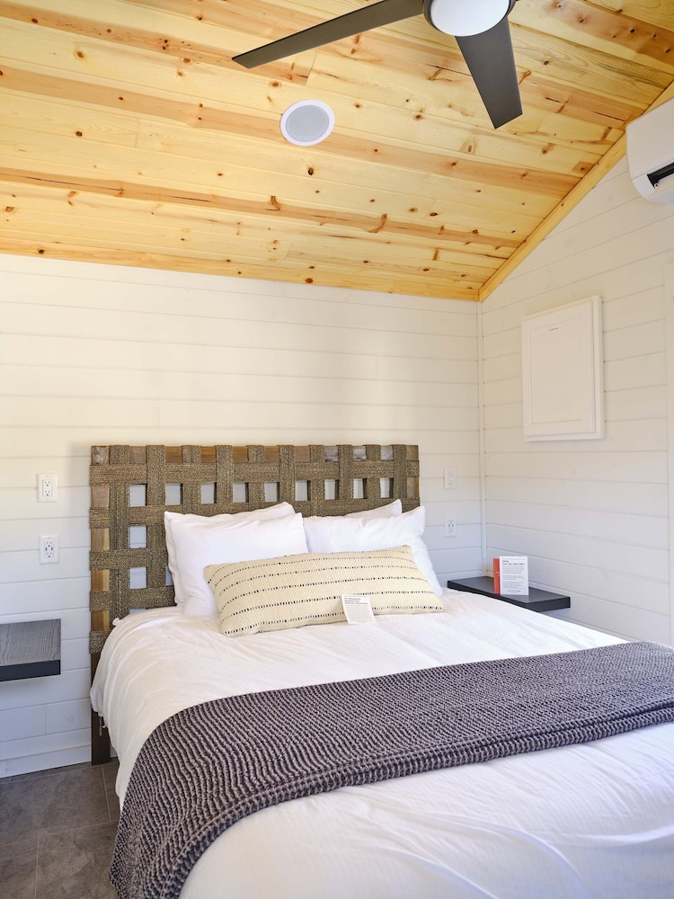 Explorer, Suite, Queen Bed, Sofa