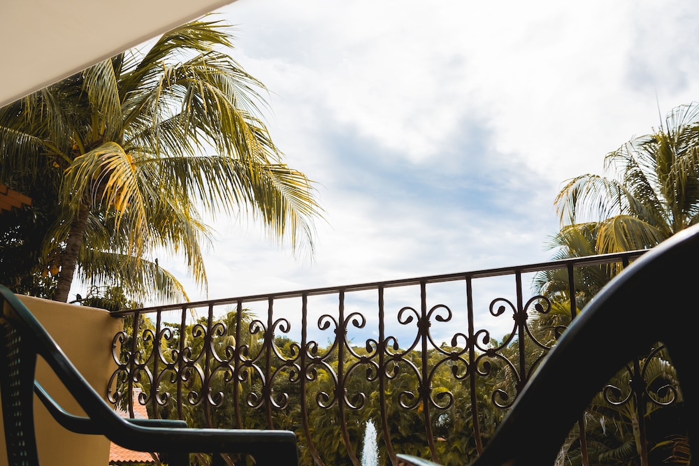 Hotel Coco Palms 70/76