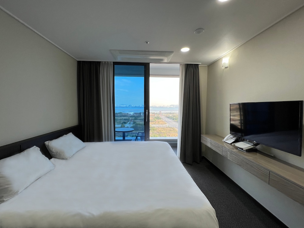 RIVIERA VERIUM HOTEL 12/40