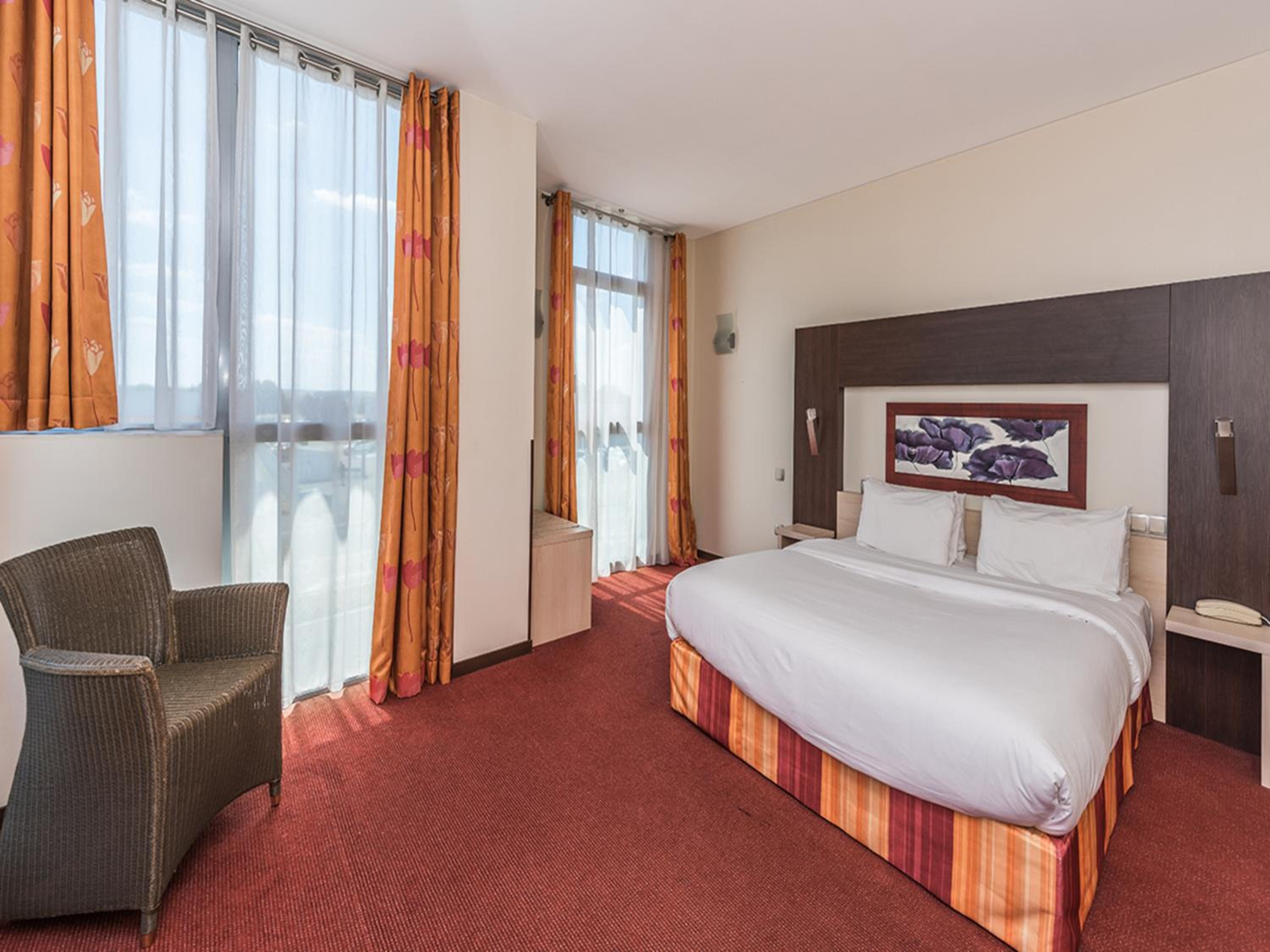 غرفة سوبيريور بسرير كوين، Citotel Hostellerie Saint Vincent Beauvais 3/4