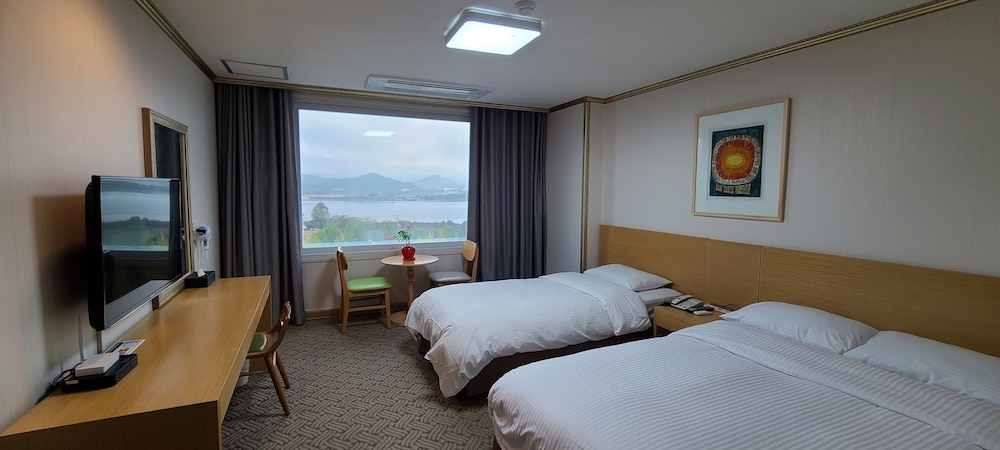 DELUXE, TWIN BEDS, LAKE VIEW