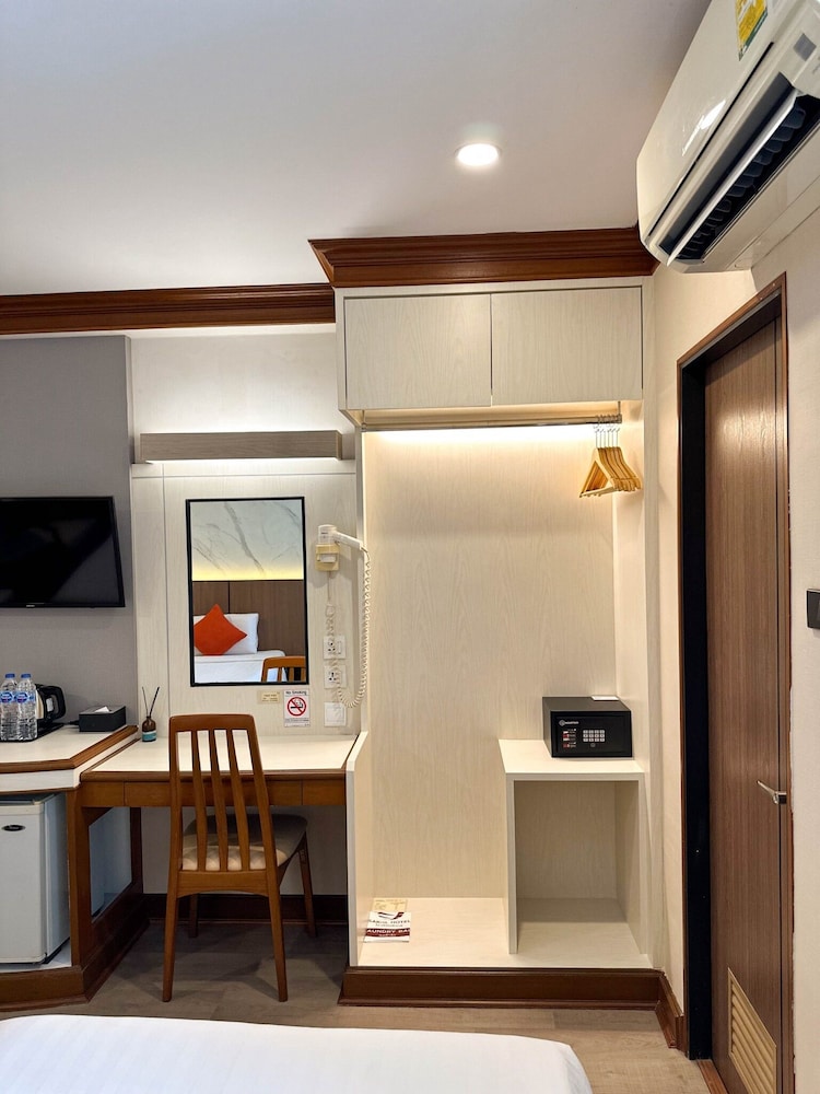 Sakol Hotel 53/65