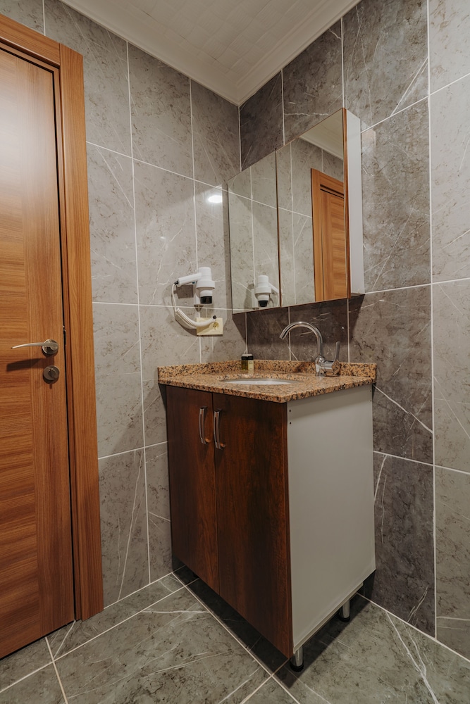 Empula Hotel & Residences 48/50