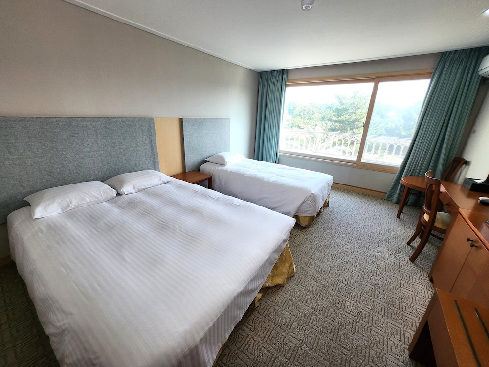 Garden, Deluxe, 1 Double and 1 Single Bed