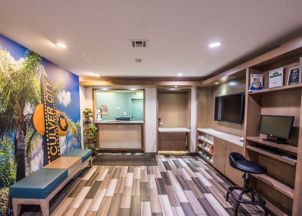 Travelodge by Wyndham Culver City 11/52