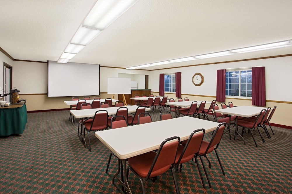 Super 8 by Wyndham New Hampton 26/32