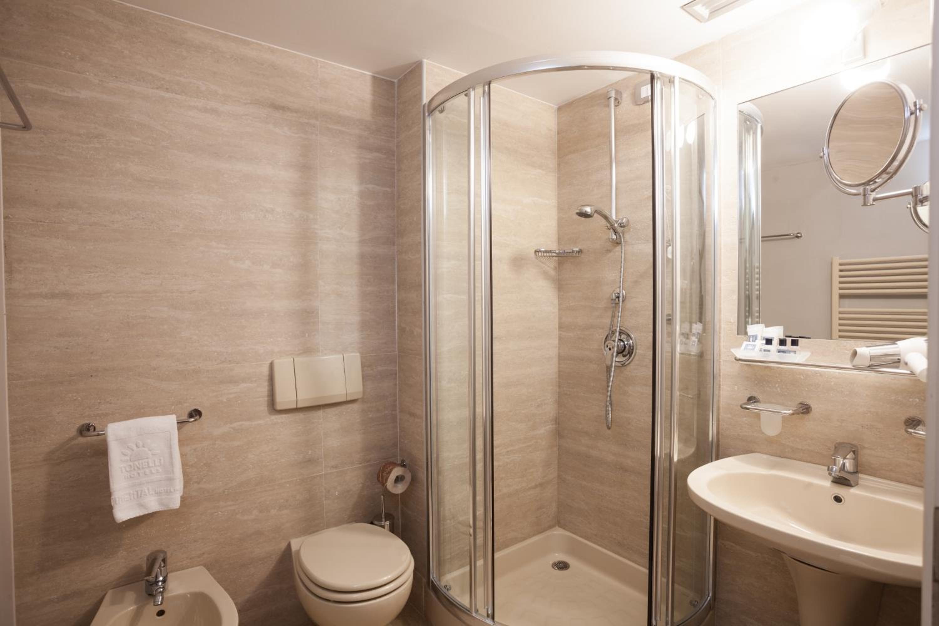 غرفة قياسية صغيرة بسرير مزدوج، Hotel Continental 5/5
