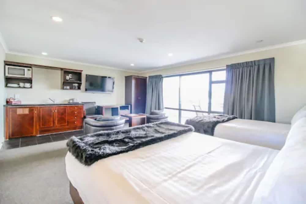 Aotea Motor Lodge 13/35