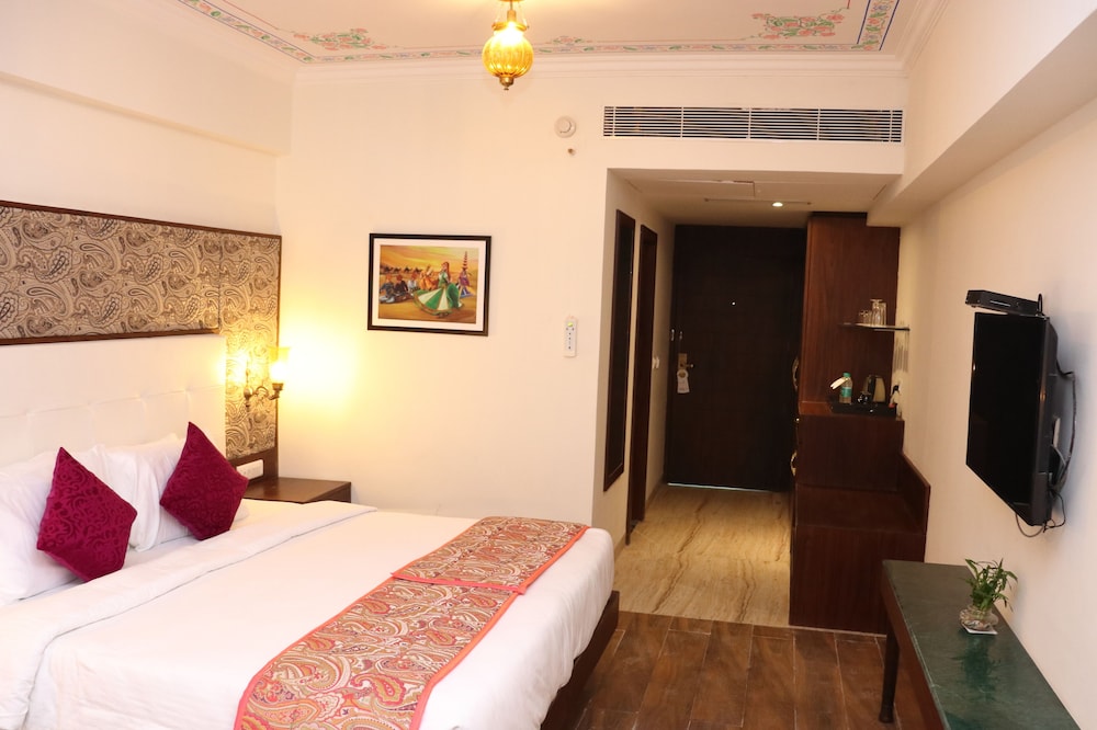 Regal, Classic, King Bed, Pool View