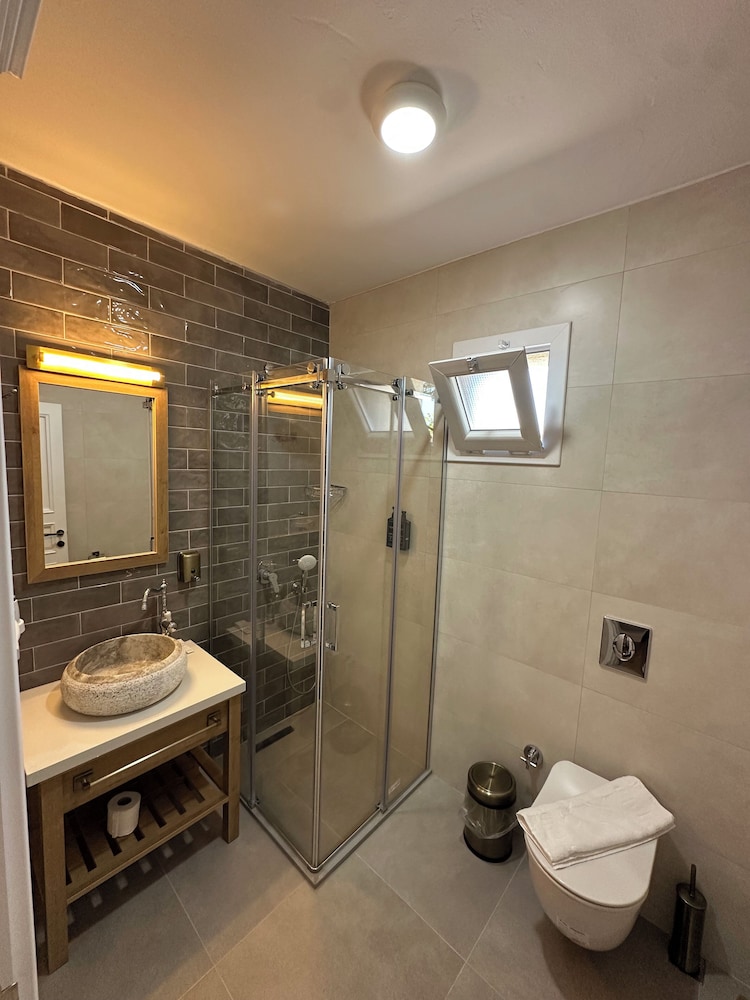 Vodina Hotel 47/50