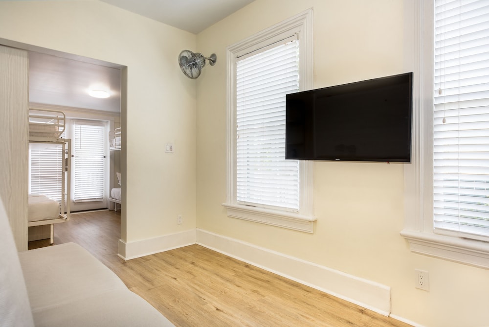 Nyah Key West Adult Only 45/65