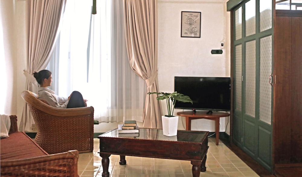 Yesterday Hotel 54/72