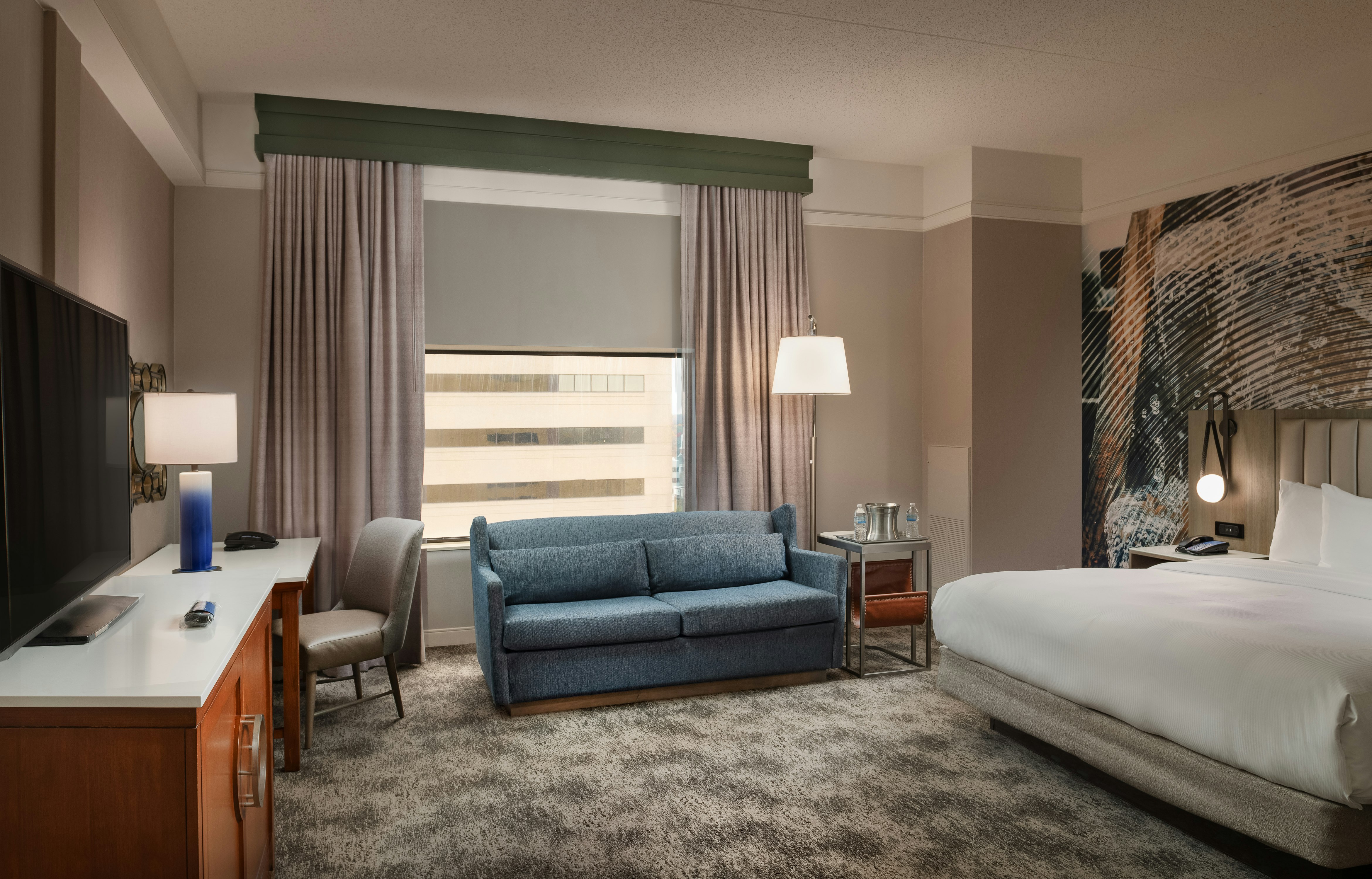 DELUXE, KING BED