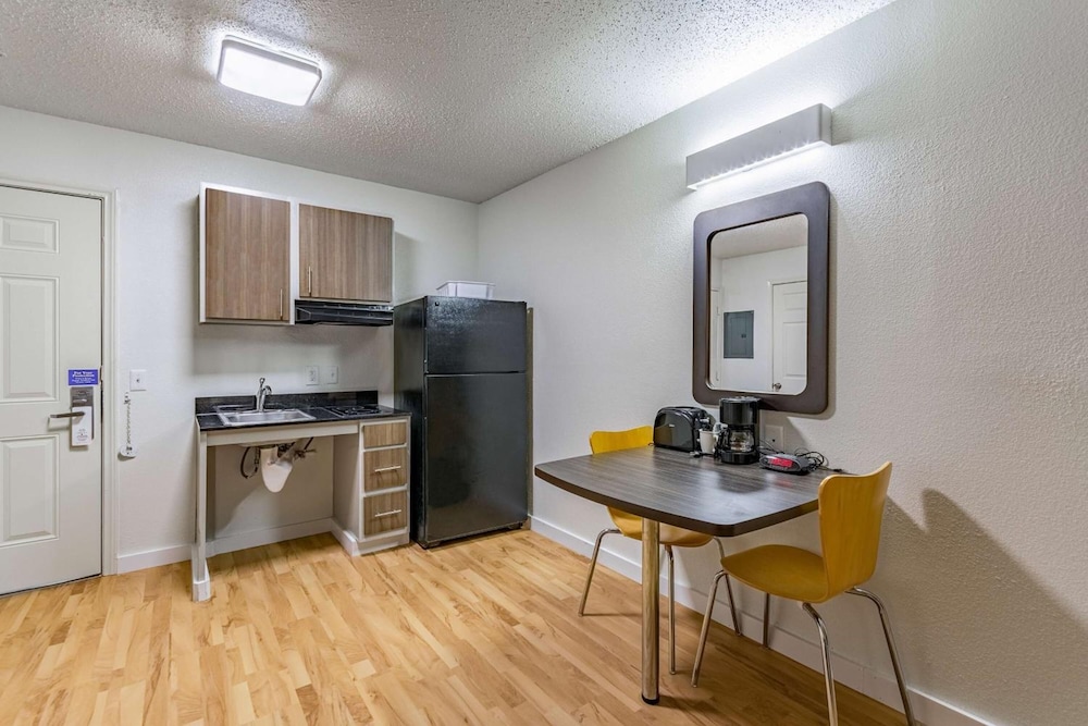 Suburban Studios Dallas Northwest Walnut Hill 33/49