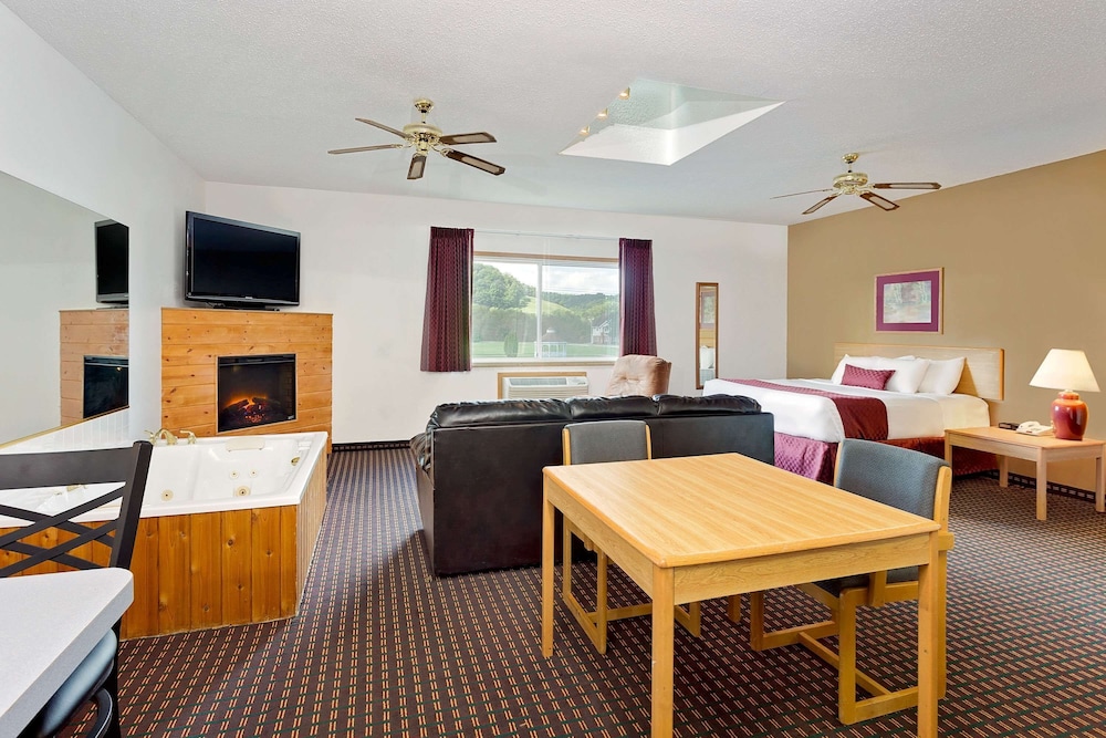 Ramada by Wyndham Richland Center 37/52