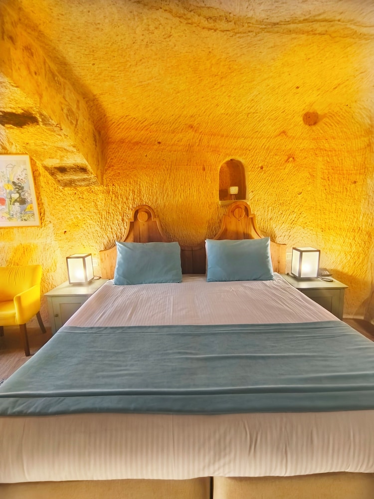 Acropolis Cave Suites 46/50