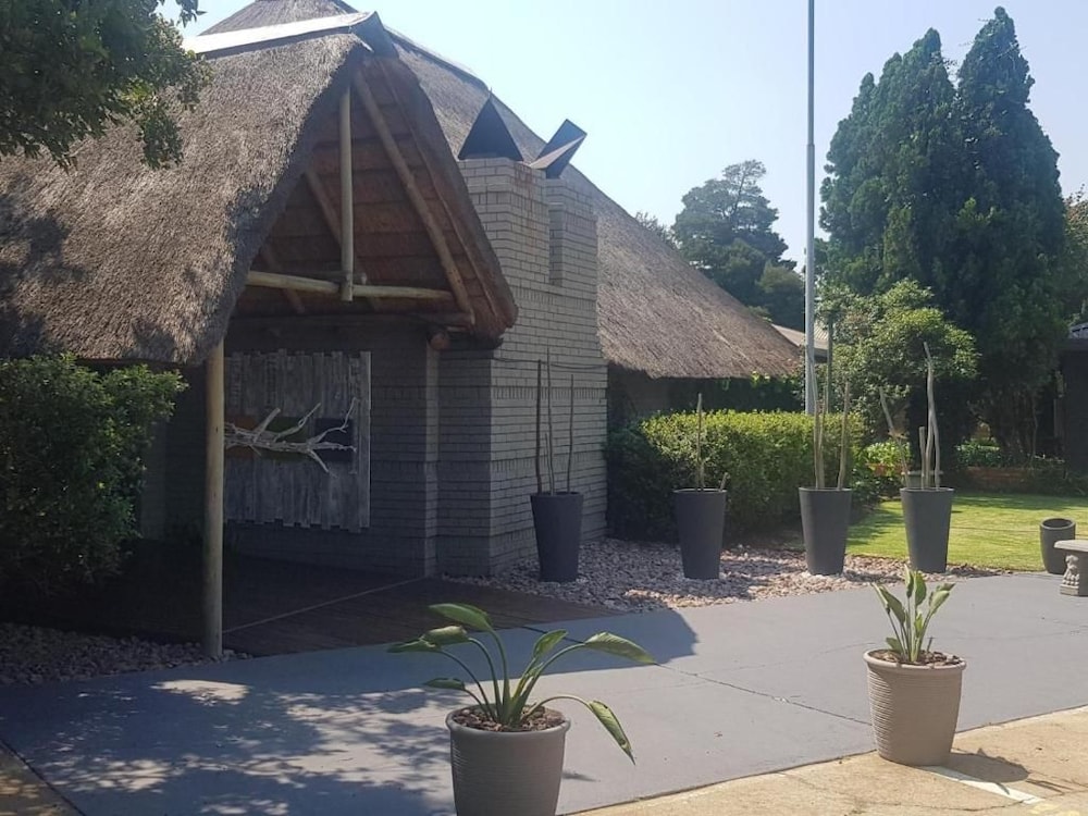 Outlook Lodge OR Tambo 19/35