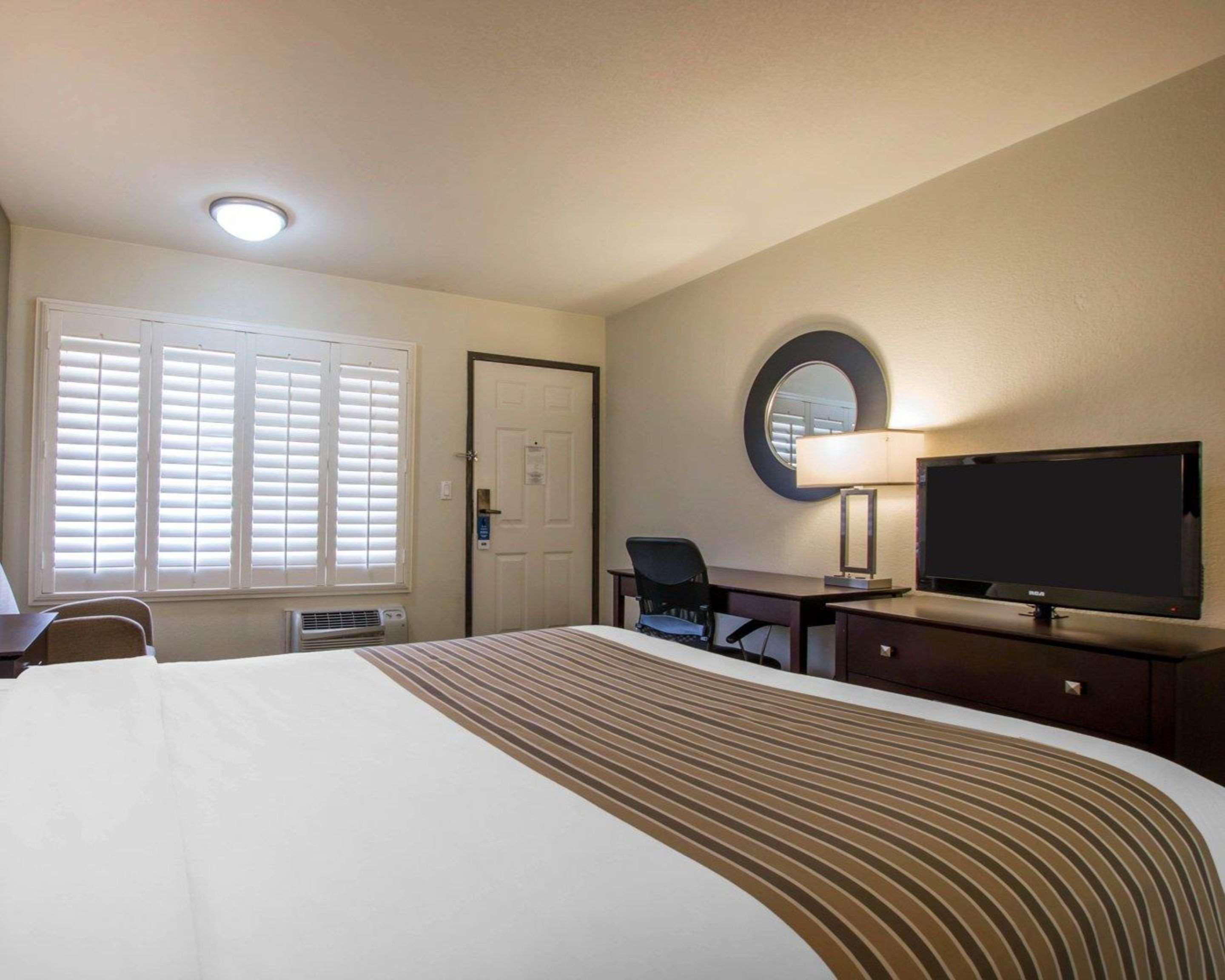 ROOM, QUEEN BED