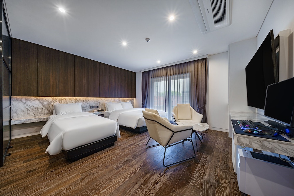 Hotel Amare 12/69