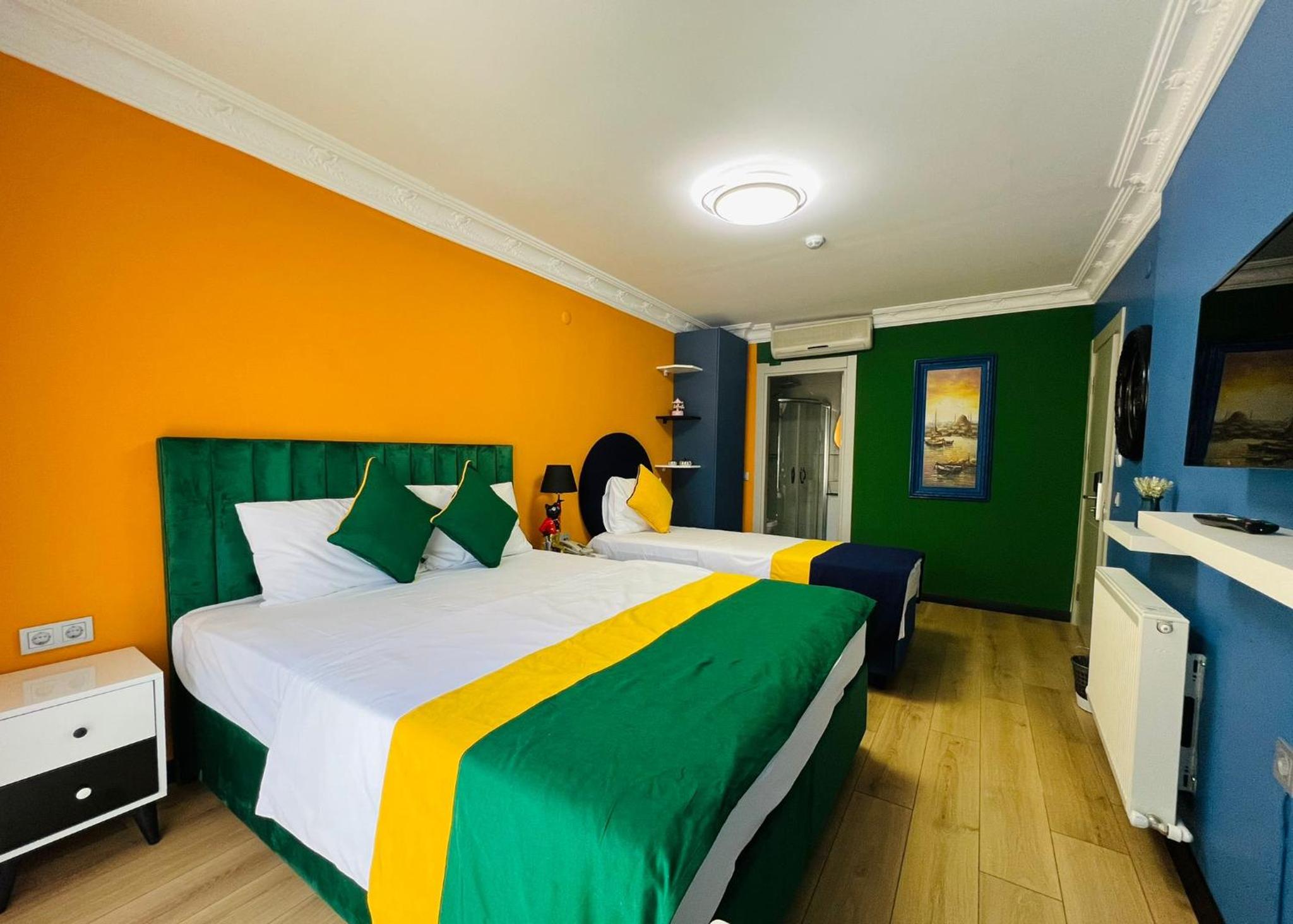 Room, Triple, 1 Queen and 1 Single Bed, Balcony