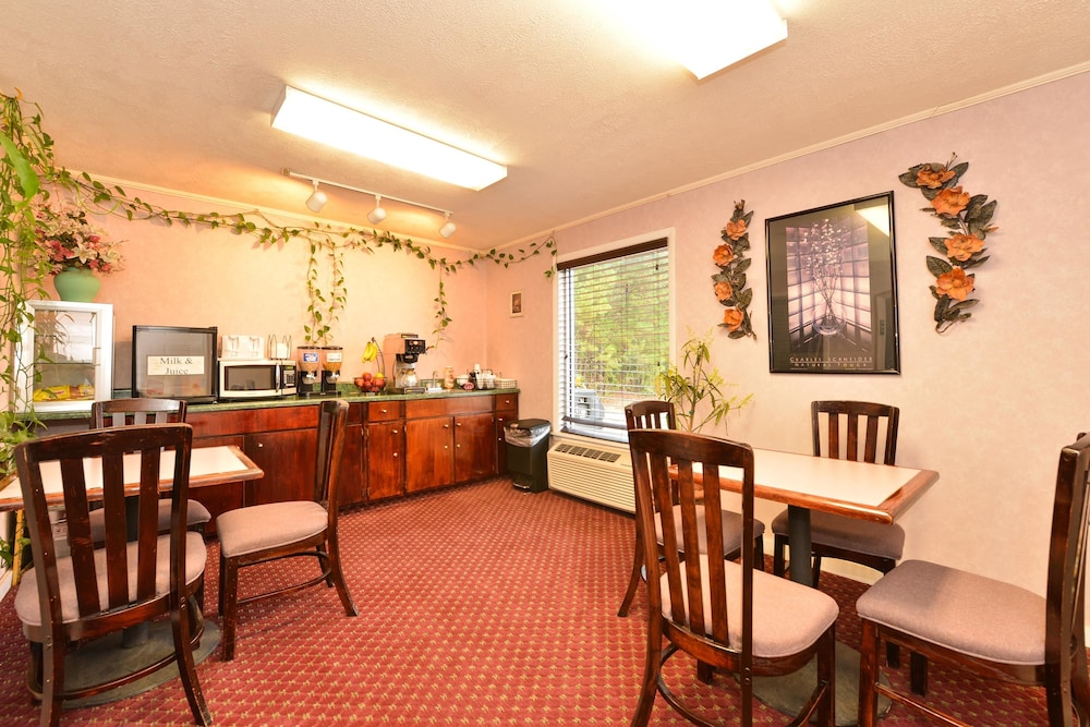 Americas Best Value Inn Heflin 18/23