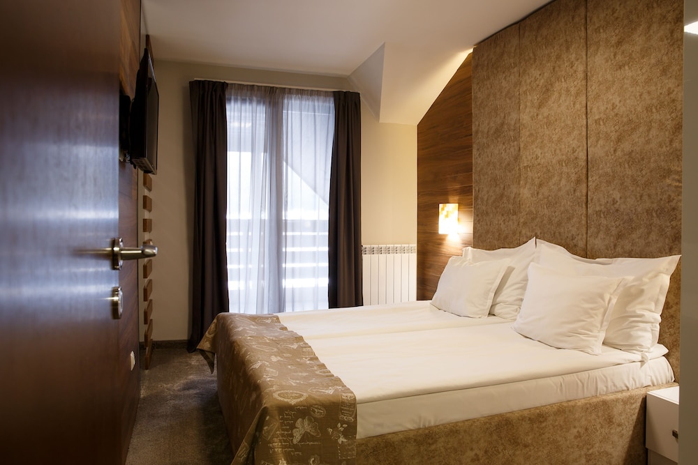 2 BEDROOMS, DELUXE, APARTMENT