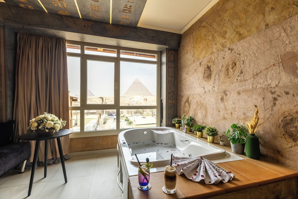 Junior Suite, King Bed, Pyramids View, Balcony، Great Pyramid Inn 6/10