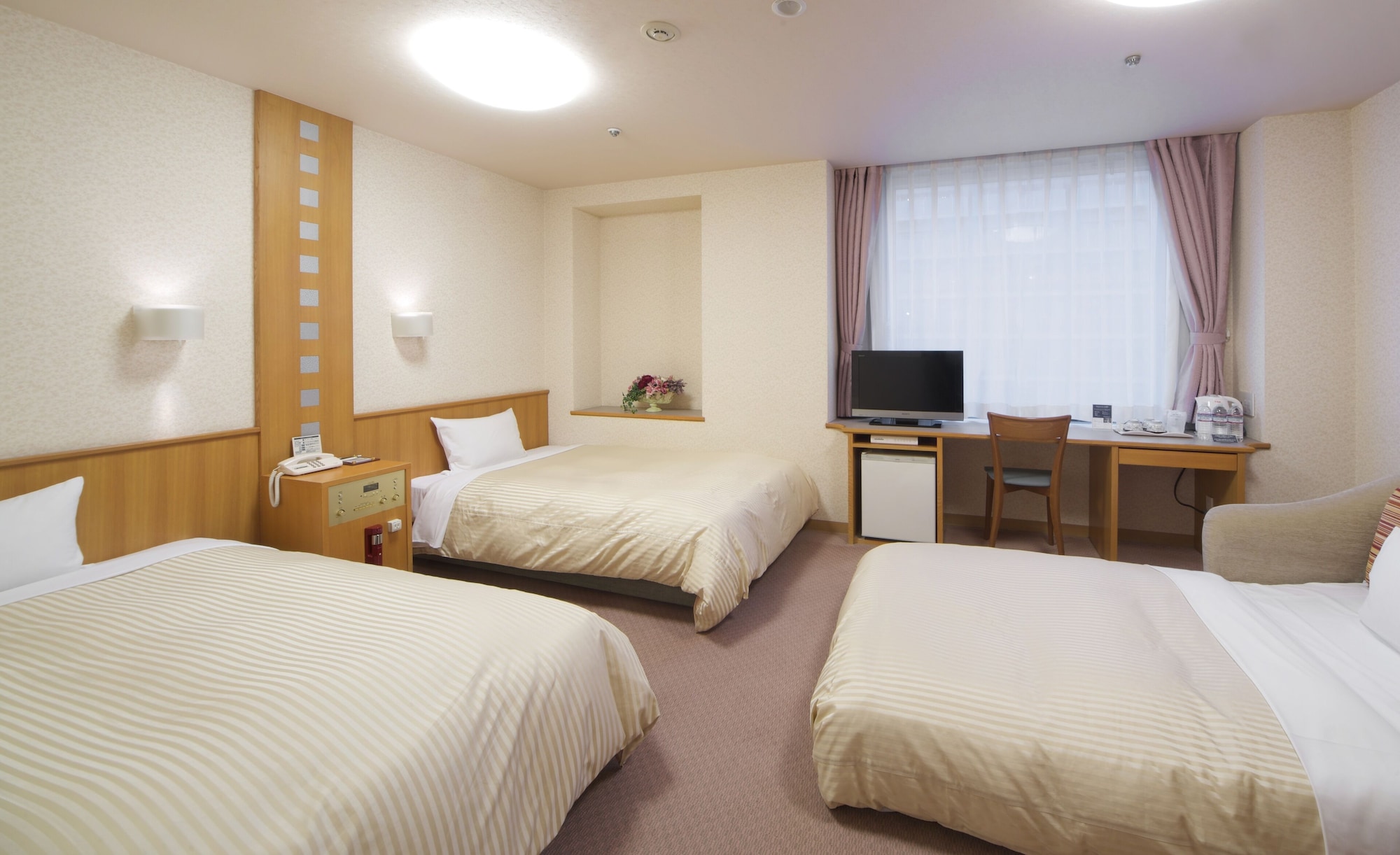 ROOM, TWIN BEDS, SMOKING