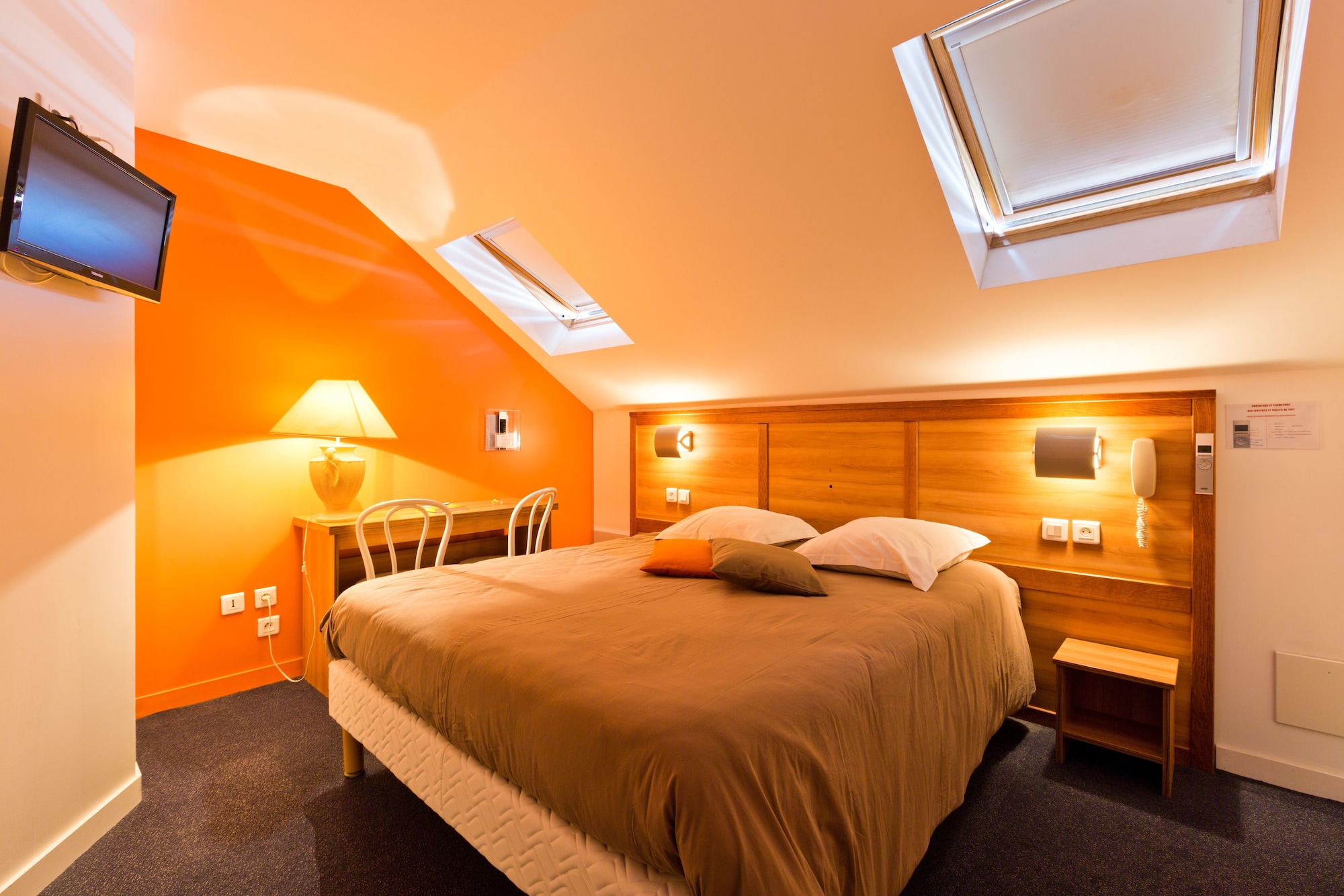 ROOM, DOUBLE BED